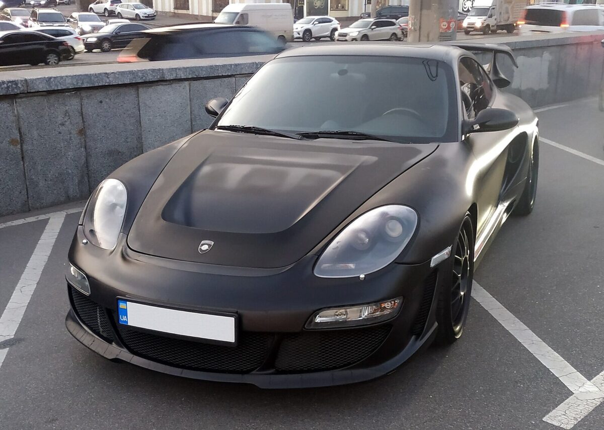 Спортивний Porsche на вулиці Києва