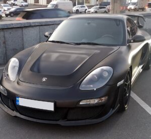 Спортивний Porsche на вулиці Києва