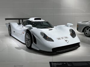 Червона кнопка замість асистентів і смартфон замість екрана: 5 речей про Porsche Mission S
