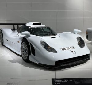 Porsche 911 GT1 Straßenversion у музеї Porsche в Штутгарті