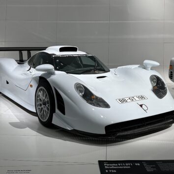 Porsche 911 GT1 Straßenversion у музеї Porsche в Штутгарті