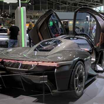 Концепт Porsche Mission X на IAA 2023 у Мюнхені