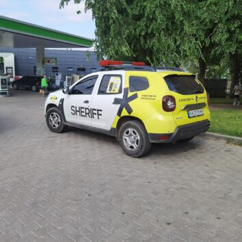 Корпоративний Renault Duster охоронної компанії на АЗС у Дніпрі