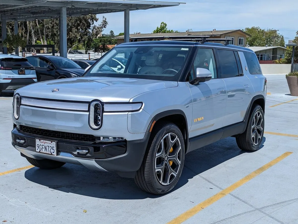 Rivian R1S на парковке