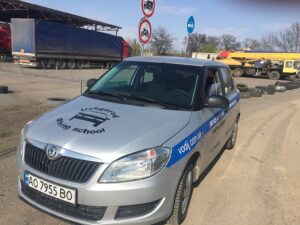 Водити з 17 років в Україні поки не можна, хоча законопроєкт № 16170 уже в комітеті