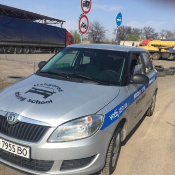 Навчальний автомобіль Škoda Fabia автошколи в Ужгороді