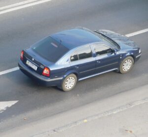 Вживана Skoda Octavia з українськими номерами на вулиці Дніпра