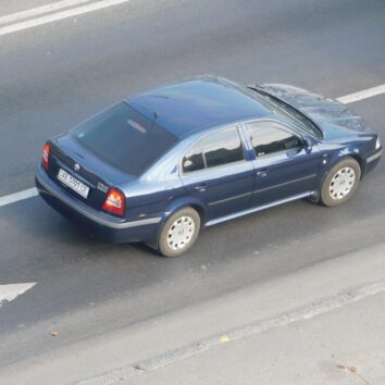 Вживана Skoda Octavia з українськими номерами на вулиці Дніпра