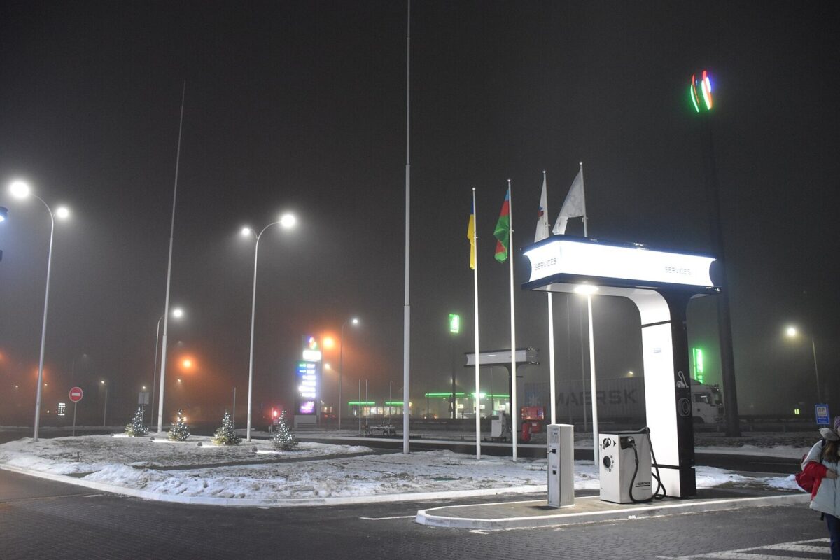 АЗК SOCAR на трасі М06 уночі