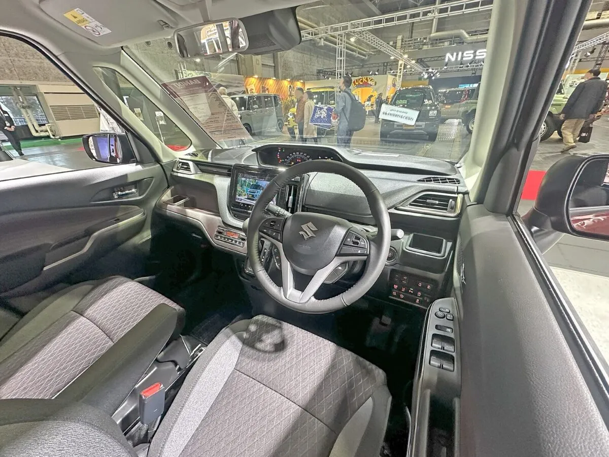 Салон обновленного Suzuki Solio Bandit
