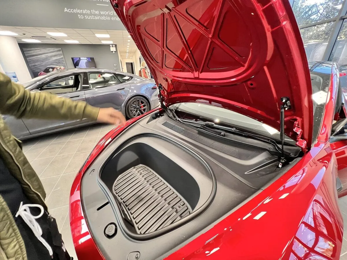 Передній багажник Tesla Model 3
