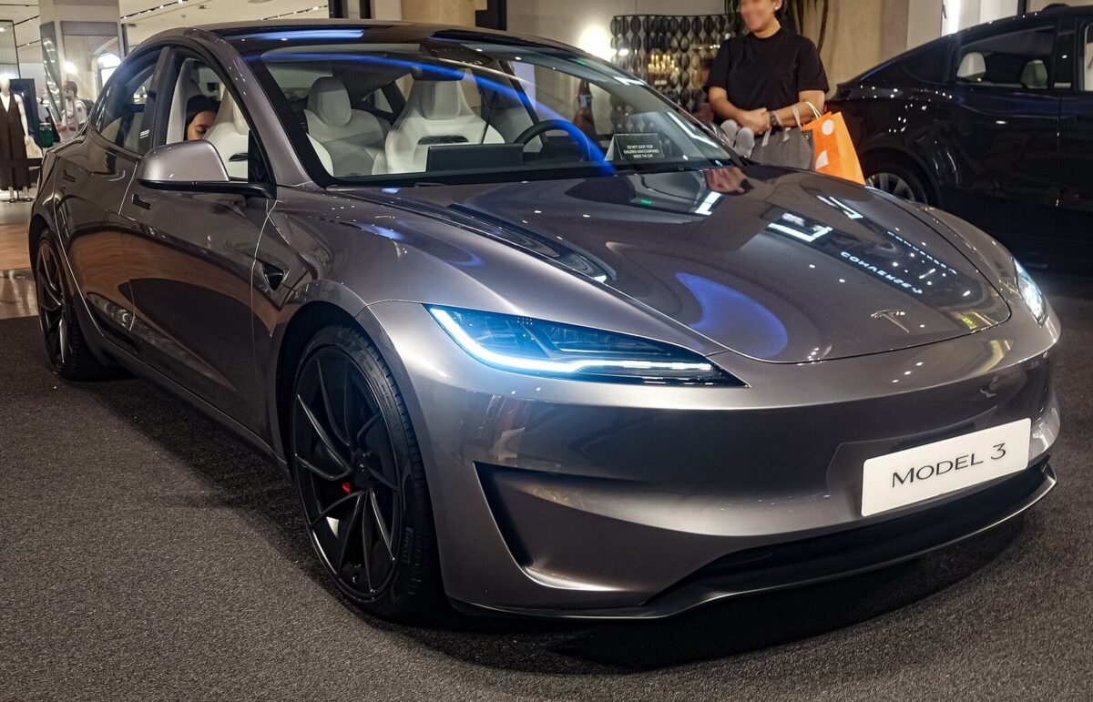 Tesla Model 3 Performance у кольорі Quicksilver