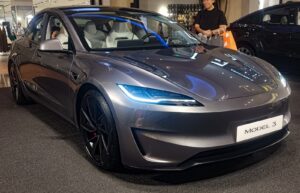 16 дюймів замість 15,4 і 528 к.с.: що змінилося в Tesla Model 3 для США