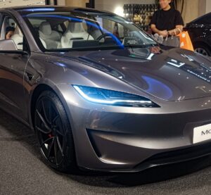 Tesla Model 3 Performance у кольорі Quicksilver