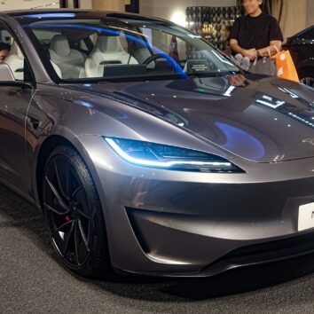 Tesla Model 3 Performance у кольорі Quicksilver