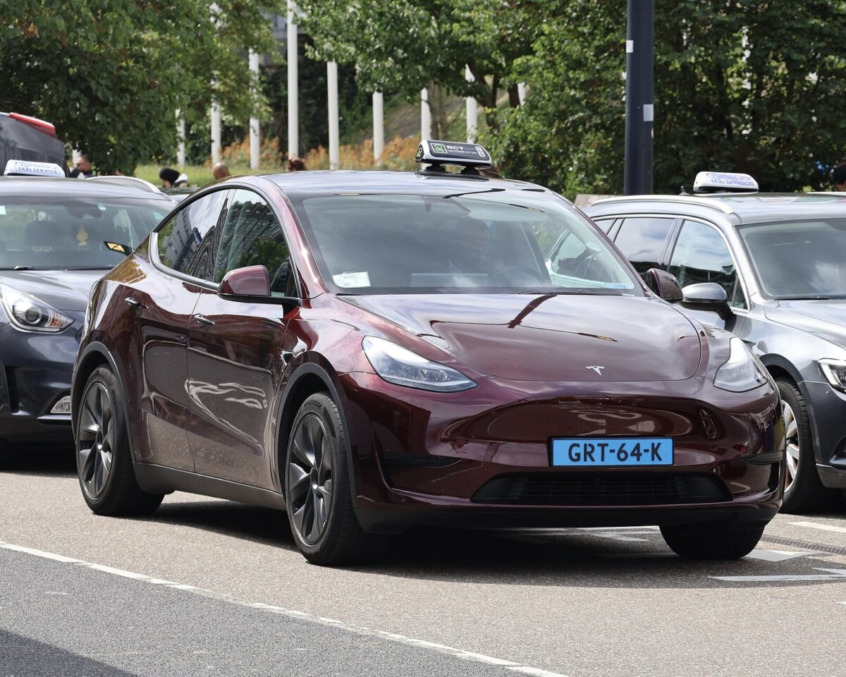 Tesla Model Y у Роттердамі