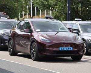 «Повне самокерування» стало «допомогою водієві»: Tesla перейменувала FSD у Європі