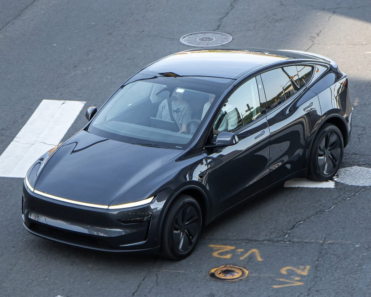 Оновлена Tesla Model Y на дорозі