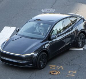 Оновлена Tesla Model Y на дорозі