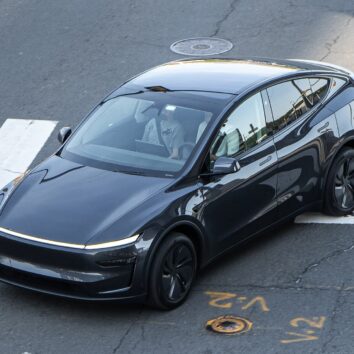 Оновлена Tesla Model Y на дорозі