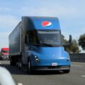 Електричний тягач Tesla Semi компанії PepsiCo на трасі
