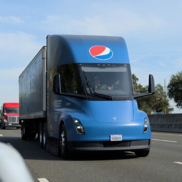 Електричний тягач Tesla Semi компанії PepsiCo на трасі