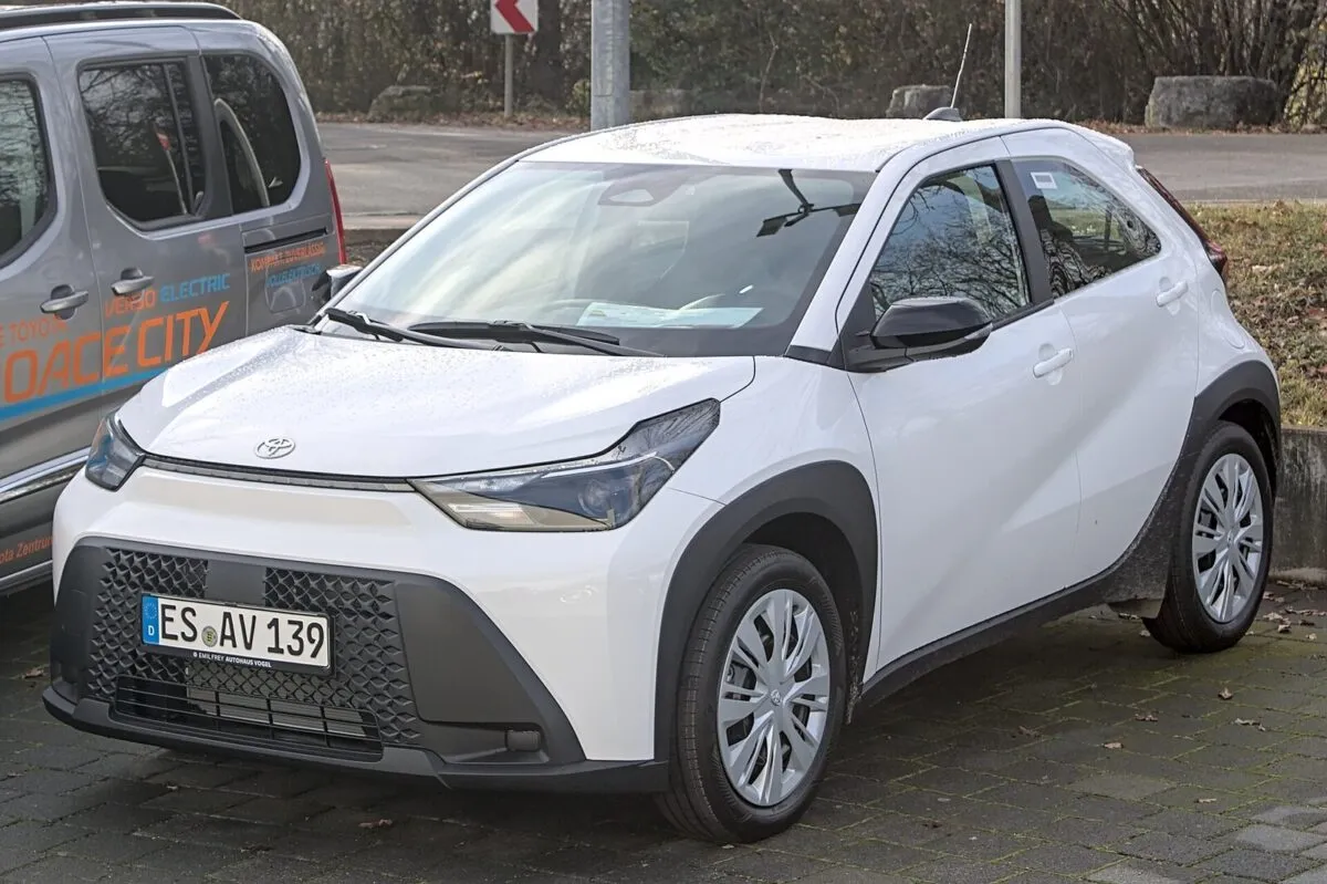 Toyota Aygo X Hybrid на улице