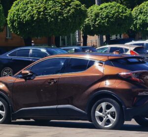 Гібридний Toyota C-HR з українськими номерами в Дніпрі