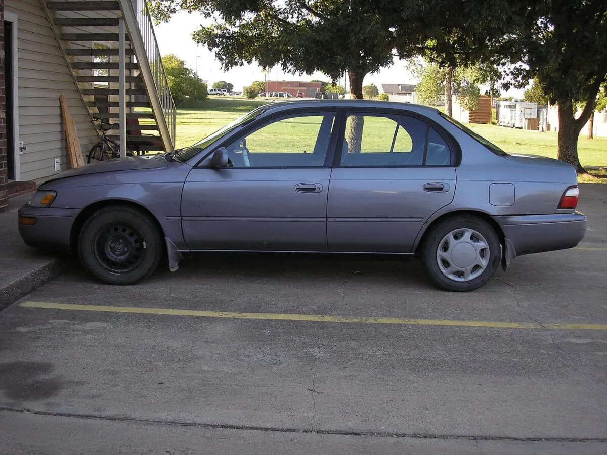 Toyota Corolla 1997 року із заводським пакетом золотих емблем