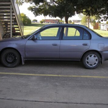 Toyota Corolla 1997 року із заводським пакетом золотих емблем