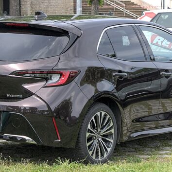 Toyota Corolla Hybrid 2023 року