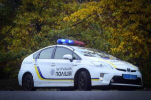 Чи може патрульний вимагати відкрити багажник? Шість кроків під час зупинки