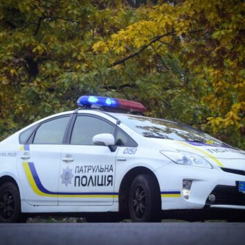 Службовий автомобіль патрульної поліції України Toyota Prius