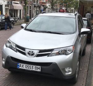 Toyota RAV4 американської версії з українськими номерами