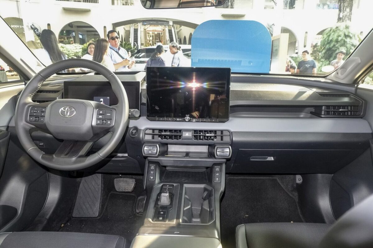 Салон Toyota RAV4 шостого покоління з екраном 12,9 дюйма