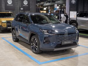 Плаг-ін RAV4 дорожчий за гібрид на 457 тисяч гривень і повертає їх ≈12 років — огляд Toyota RAV4 шостого покоління