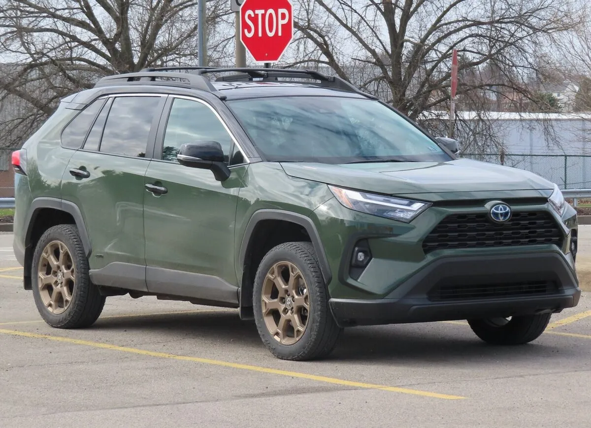 Toyota RAV4 Hybrid Woodland Edition у зеленому кольорі
