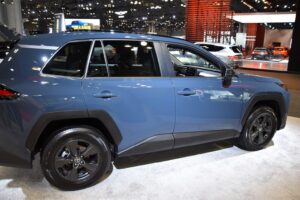 Гібридний RAV4 у новому краш-тесті IIHS отримав «прийнятно», плаг-ін — лише «посередньо»