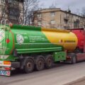 Бензовоз мережі UPG на вулиці українського міста
