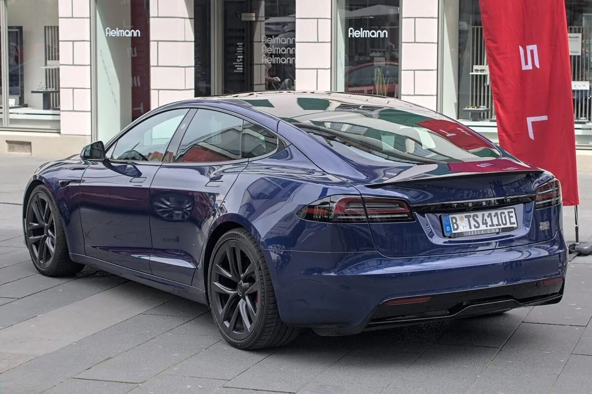 Флагманські електромобілі Tesla- Model S і Model X