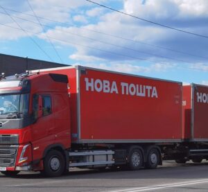 Сідельний тягач Volvo з причепом «Нової пошти»