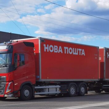 Сідельний тягач Volvo з причепом «Нової пошти»