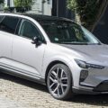 Електричний кросовер Volvo EX60 біля дилерського центру в Німеччині