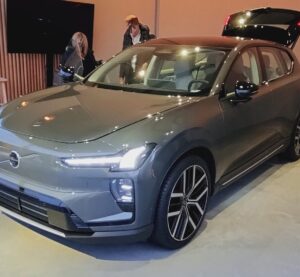 Електричний кросовер Volvo EX60 на презентації в січні 2026 року — нова дешевша модель буде на тій самій платформі SPA3