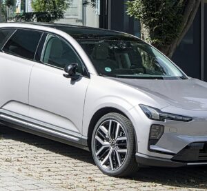 Електричний кросовер Volvo EX60 біля дилерського центру в Німеччині
