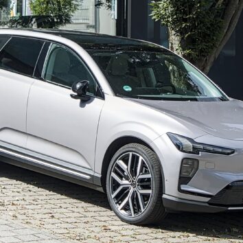 Електричний кросовер Volvo EX60 біля дилерського центру в Німеччині