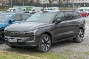 Volvo пообіцяла їзду містом без рук на кермі — але не раніше кінця десятиліття