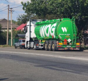 Бензовоз WOG на дорозі в Дніпрі