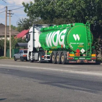 Бензовоз WOG на дорозі в Дніпрі