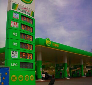 Стела АЗС WOG з рядком LPG і цінами 2012 року